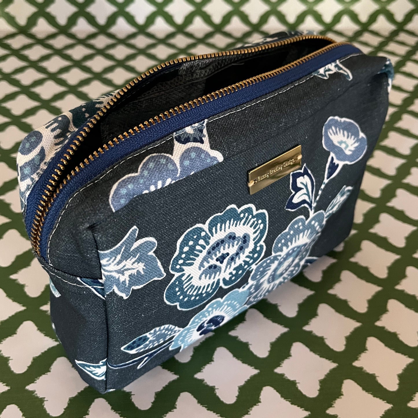 Medium Cosmetics and Toiletries Bag/Temple Garden Navy