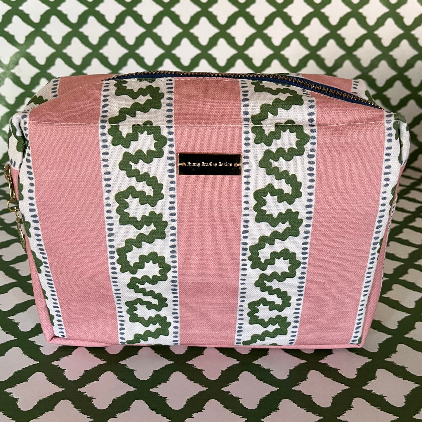 Medium Cosmetics and Toiletries Bag/Harbor Trail Bahama Pink