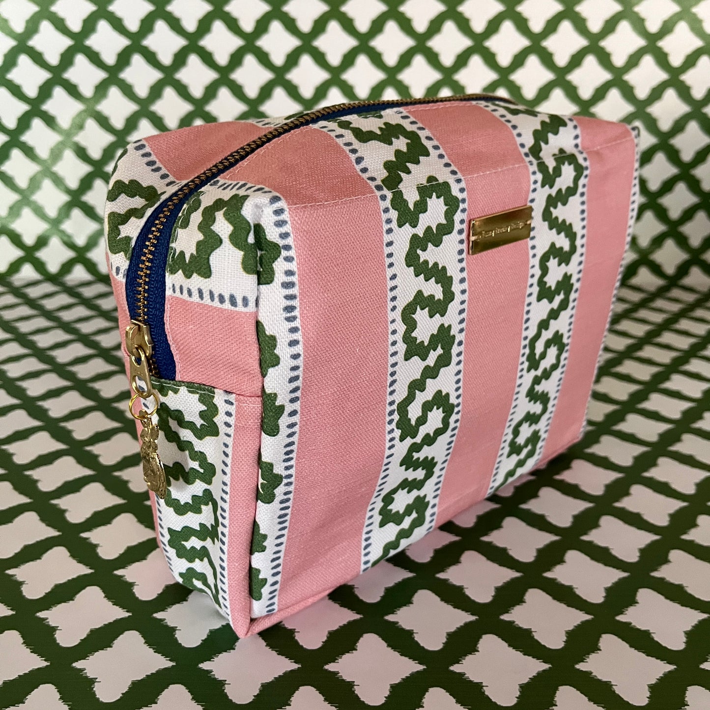 Medium Cosmetics and Toiletries Bag/Harbor Trail Bahama Pink
