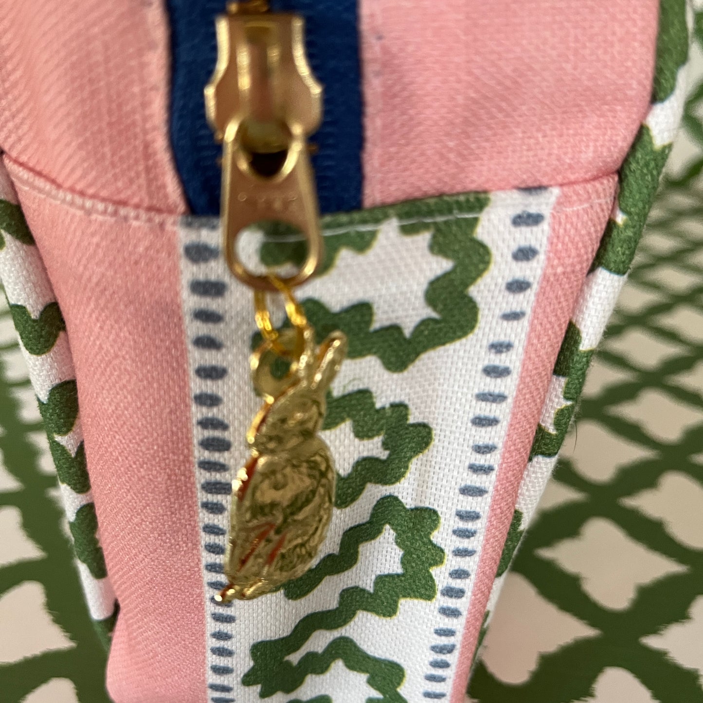Medium Cosmetics and Toiletries Bag/Harbor Trail Bahama Pink