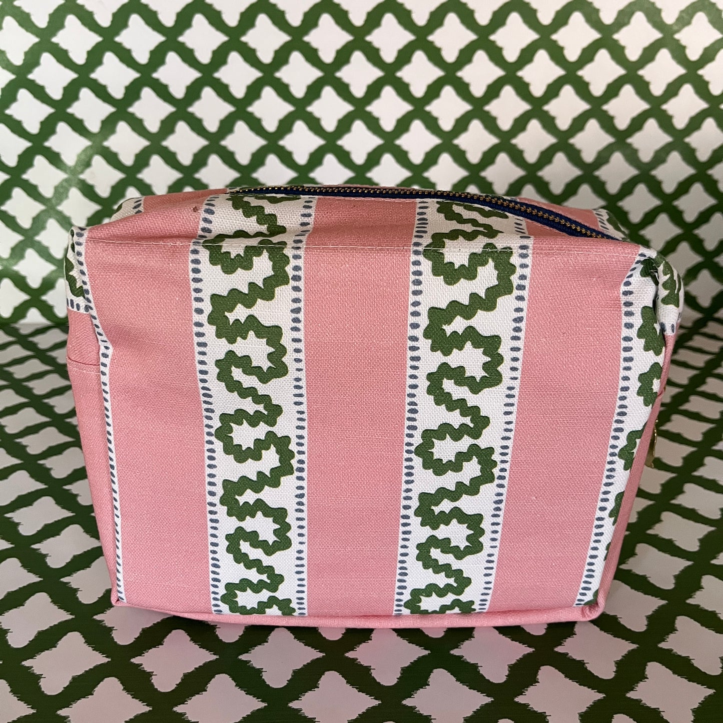 Medium Cosmetics and Toiletries Bag/Harbor Trail Bahama Pink