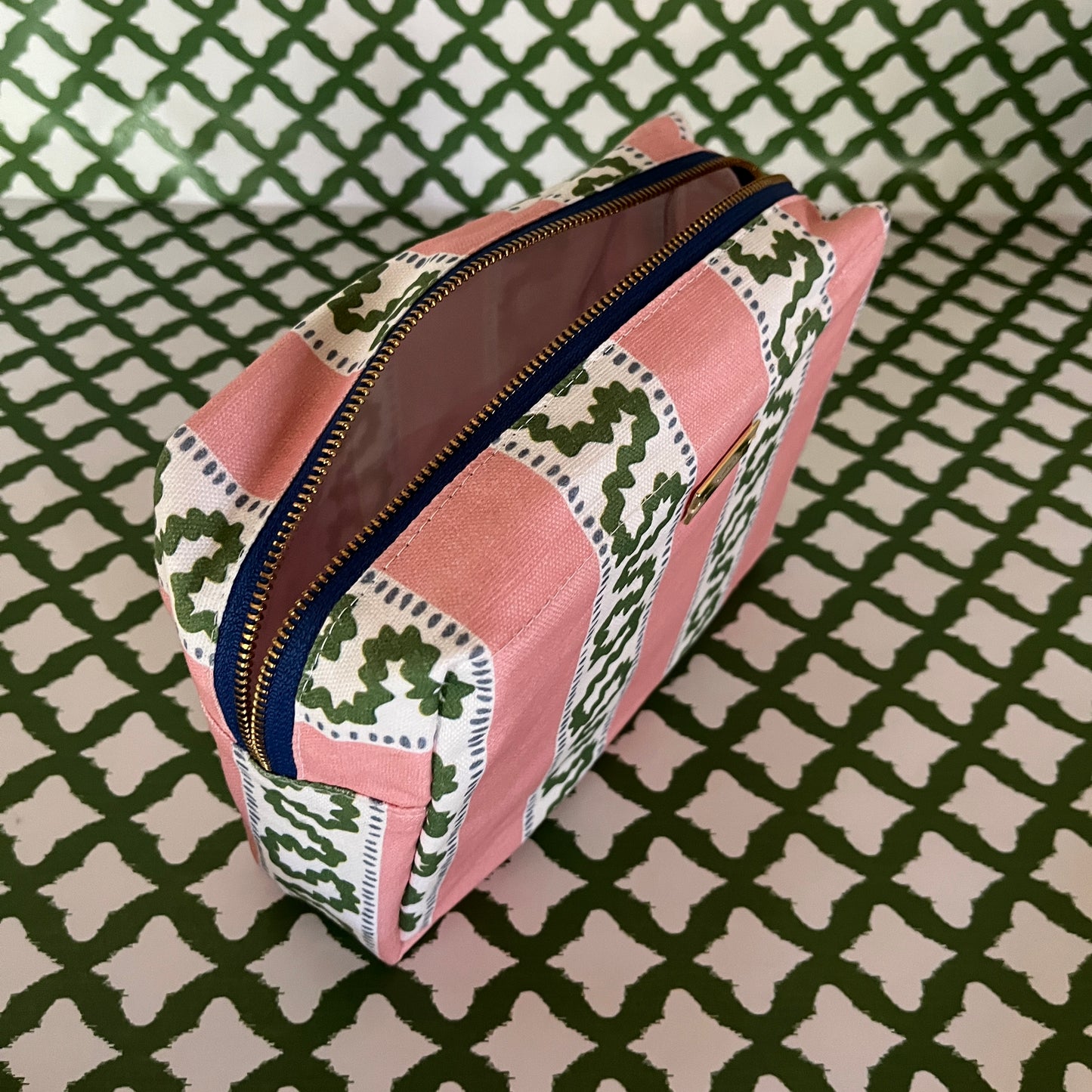 Medium Cosmetics and Toiletries Bag/Harbor Trail Bahama Pink