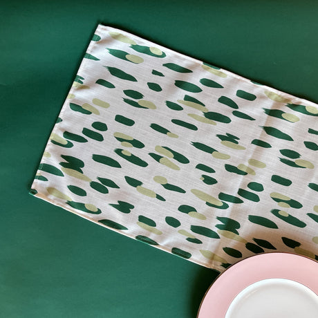 Club House Meadow Green No-Iron Table Runner