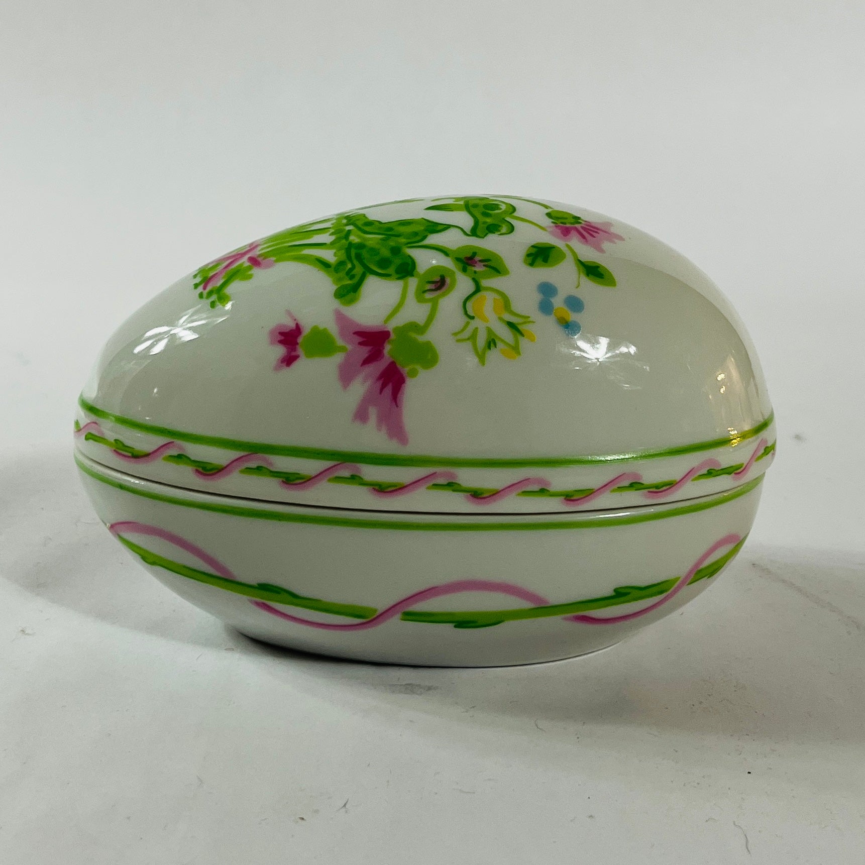 Frog-themed Tastesetter decorative box with hand-painted green frog and floral details