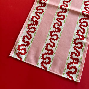 Harbor Trail Pink andRed No-Iron cloth Table Runner