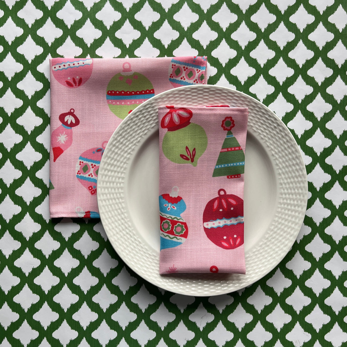 Darling Ornaments No-Iron Christmas Dinner Napkins, Set of 2