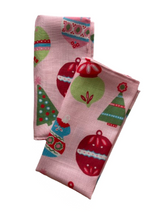 Darling Ornaments No-Iron Christmas Dinner Napkins, Set of 2