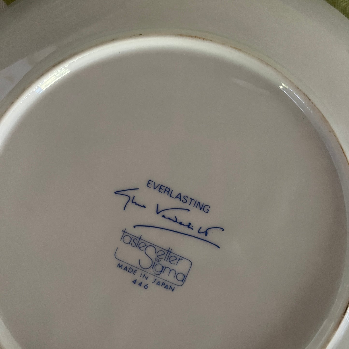 Gloria Vanderbilt Mugs and Dessert Plates, Set of 16