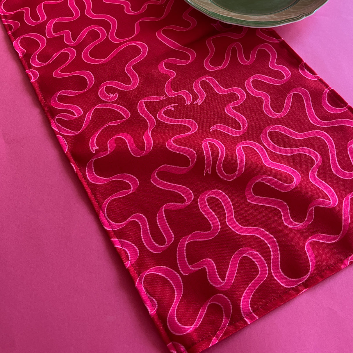 Christmas Ribbons Dark Pink/Red No-Iron Table Runner