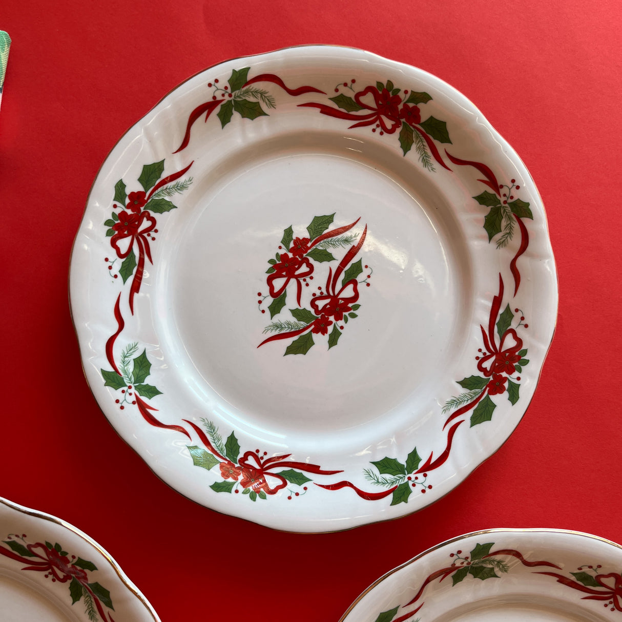 Vintage Amaryllis/Holly Gilt-Edged Dinner Plates, Set of 8