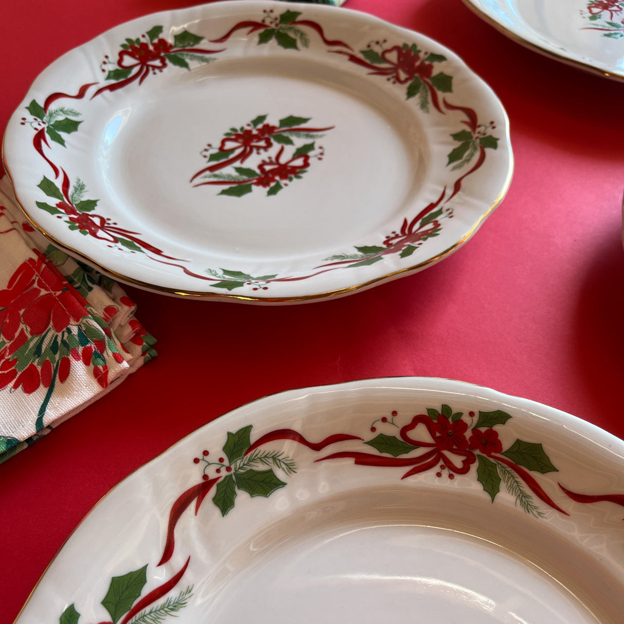 Vintage Amaryllis/Holly Gilt-Edged Dinner Plates, Set of 8