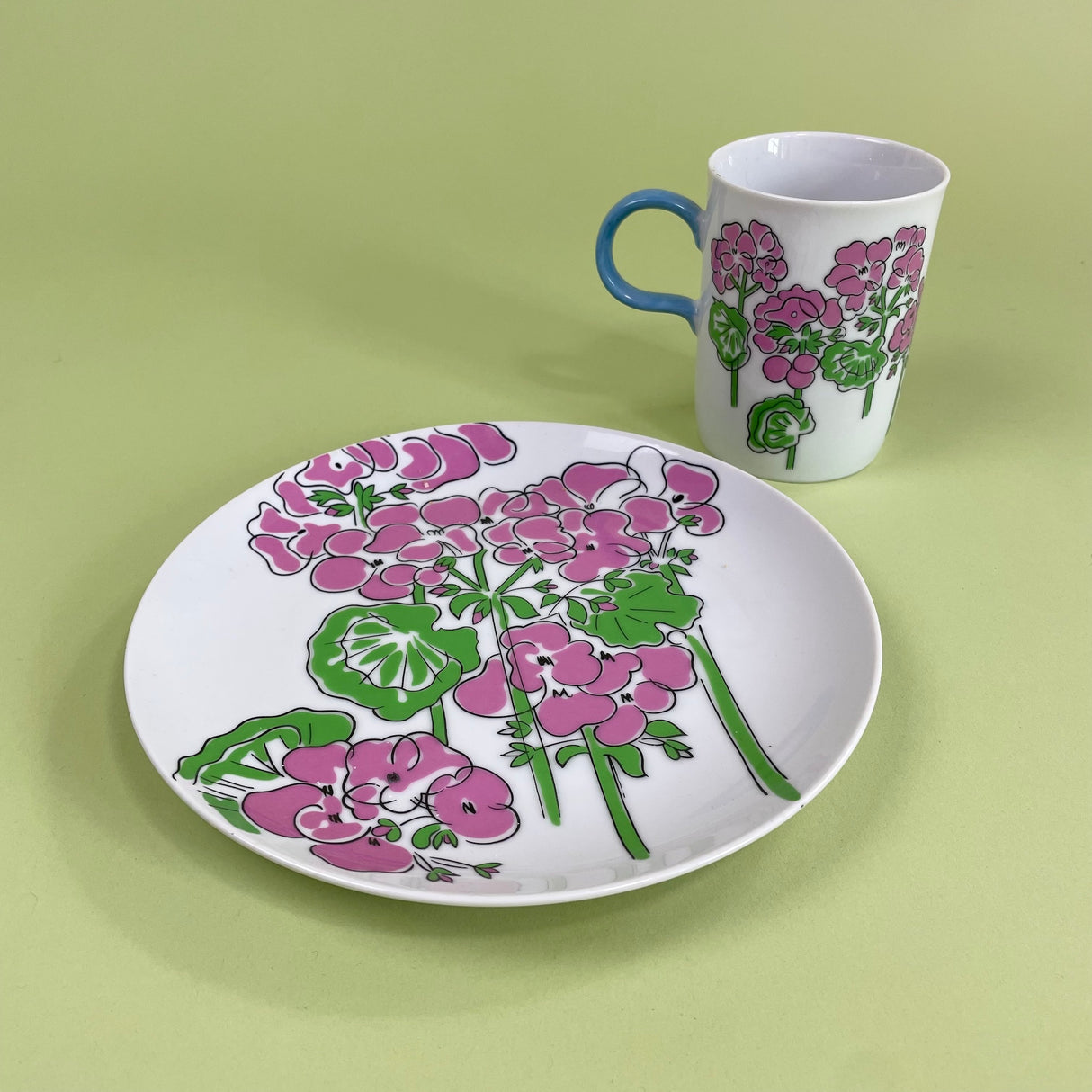 Vintage Gloria Vanderbilt Mugs and Dessert Plates, Set of 16