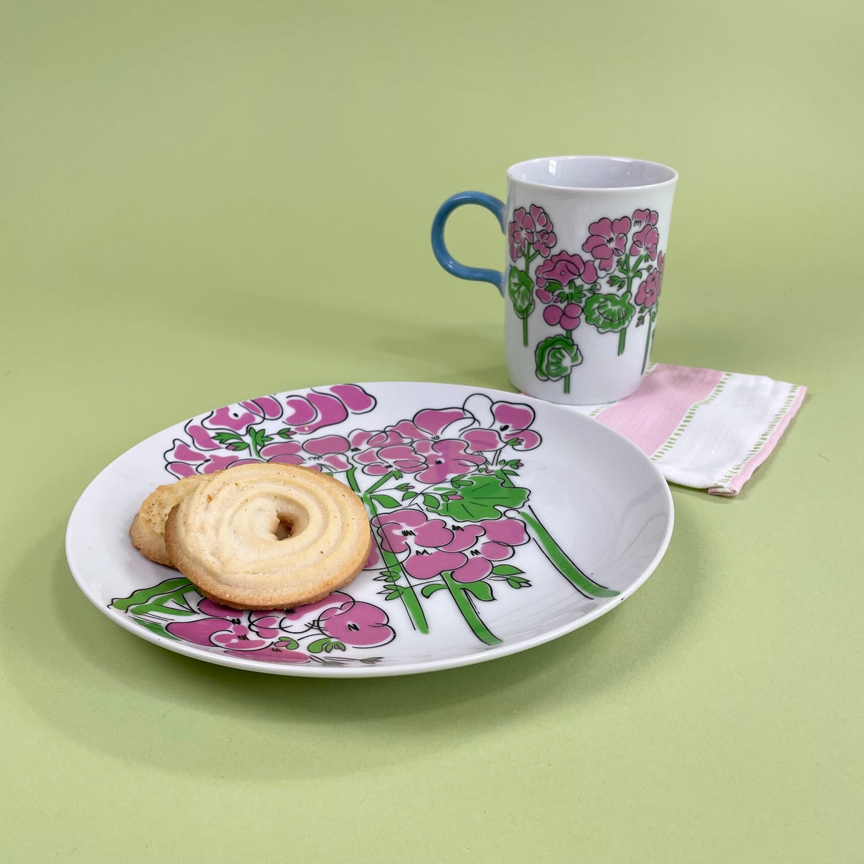 Vintage Gloria Vanderbilt Mugs and Dessert Plates, Set of 16