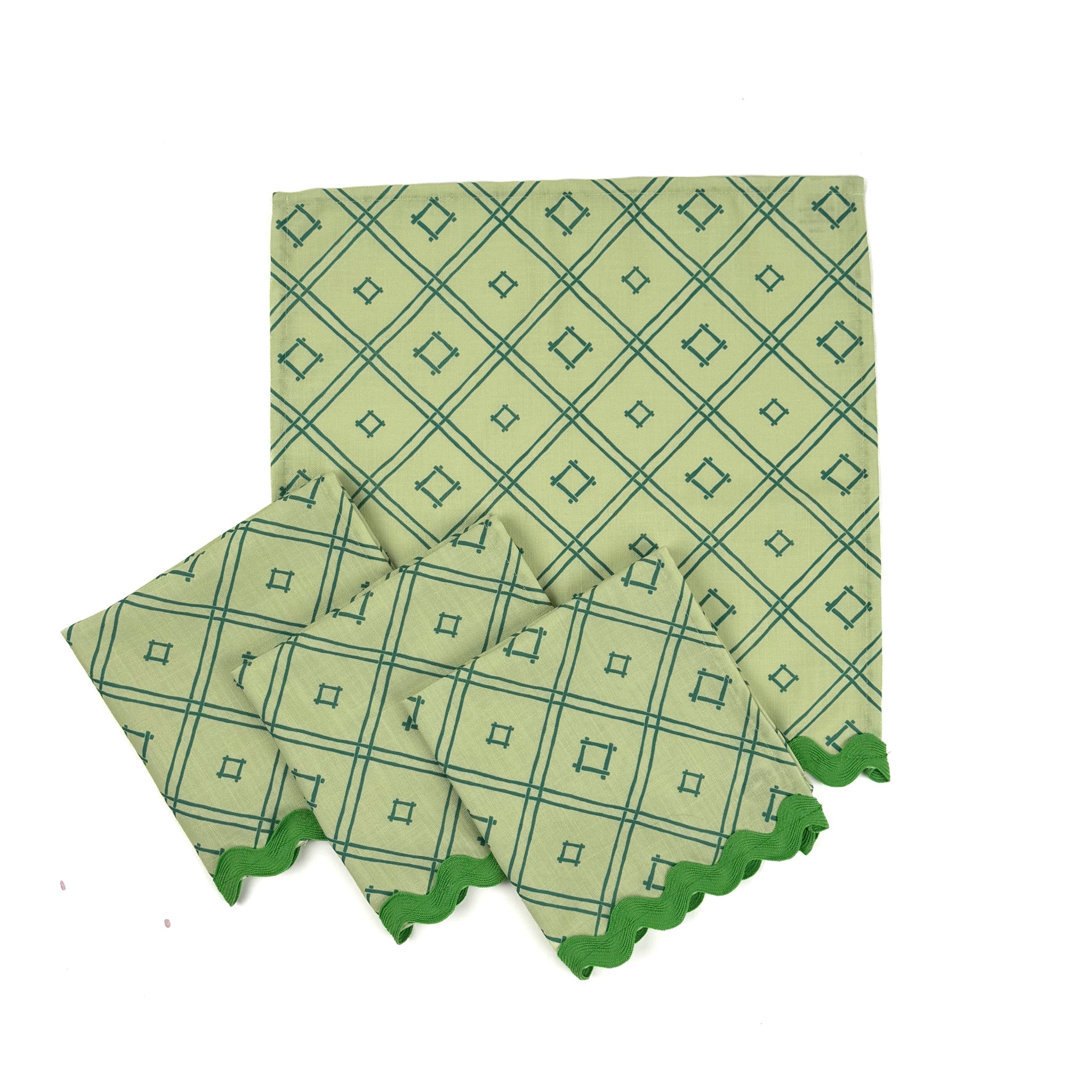 green lattice-pattern dinner napkin set with matching green scalloped edges