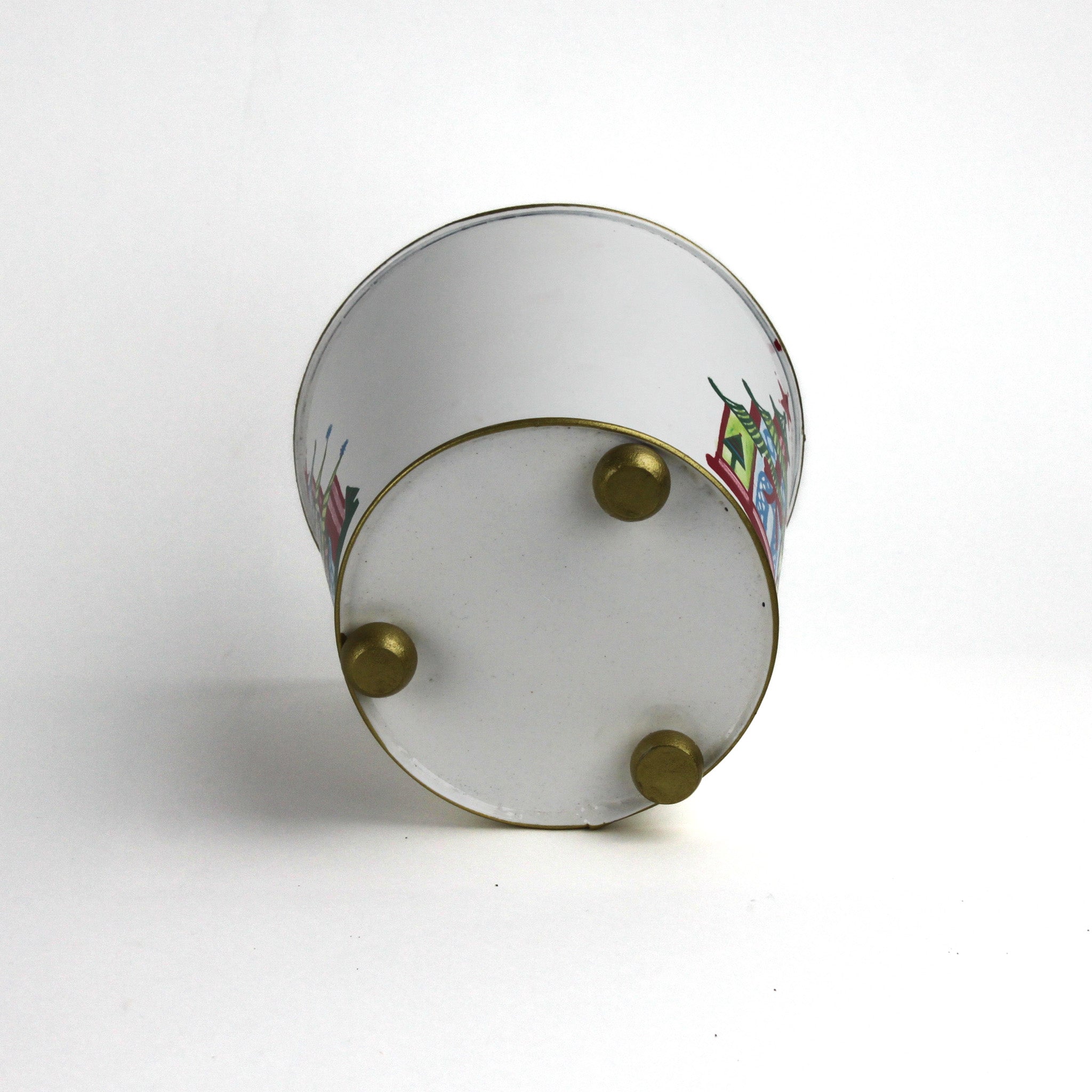Bottom view of white tole cachepot with gold feet and gold-trimmed base.