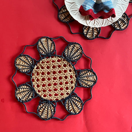 Shell design placemat/charger in navy blue