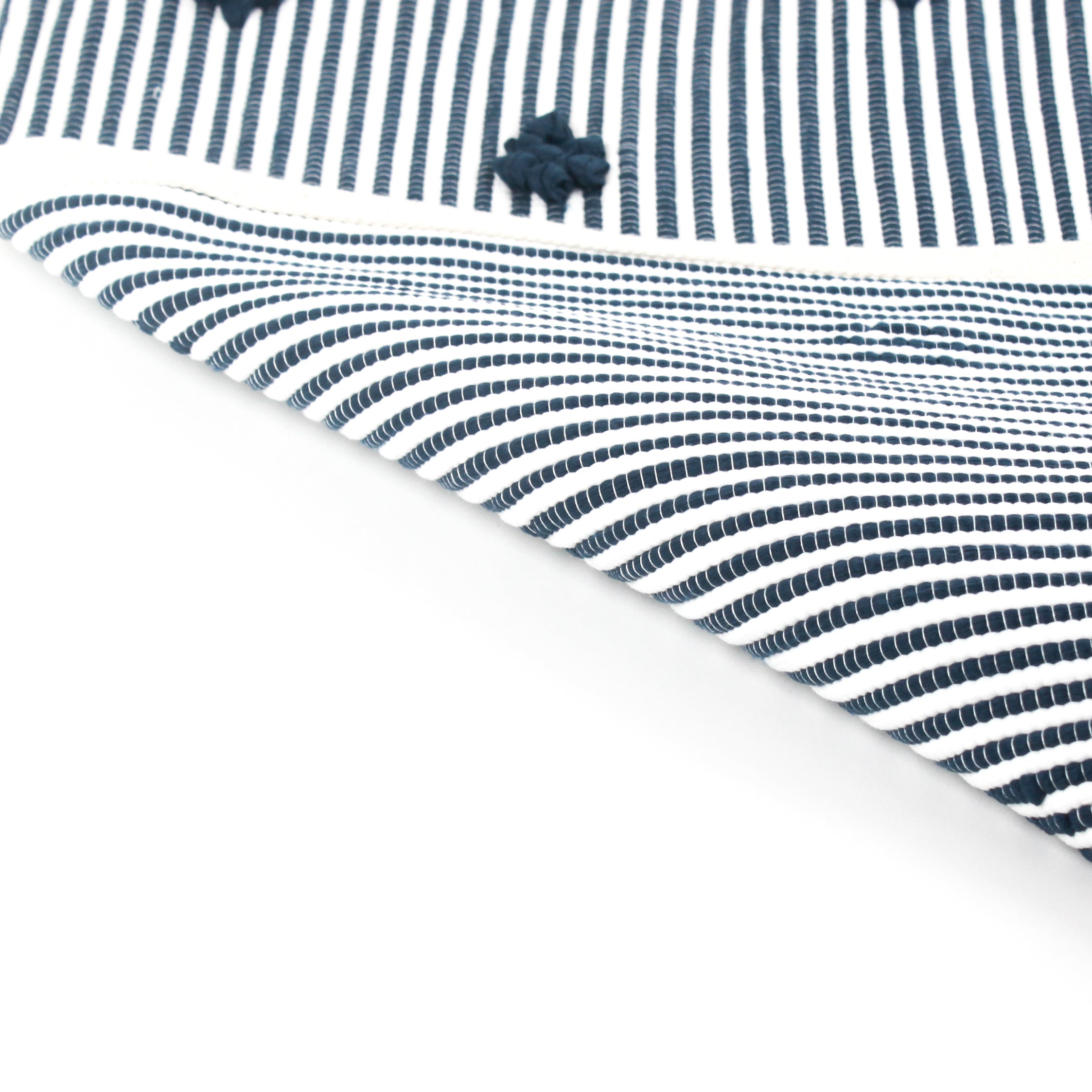 reverse of A blue accent rug with a daisies pattern on it