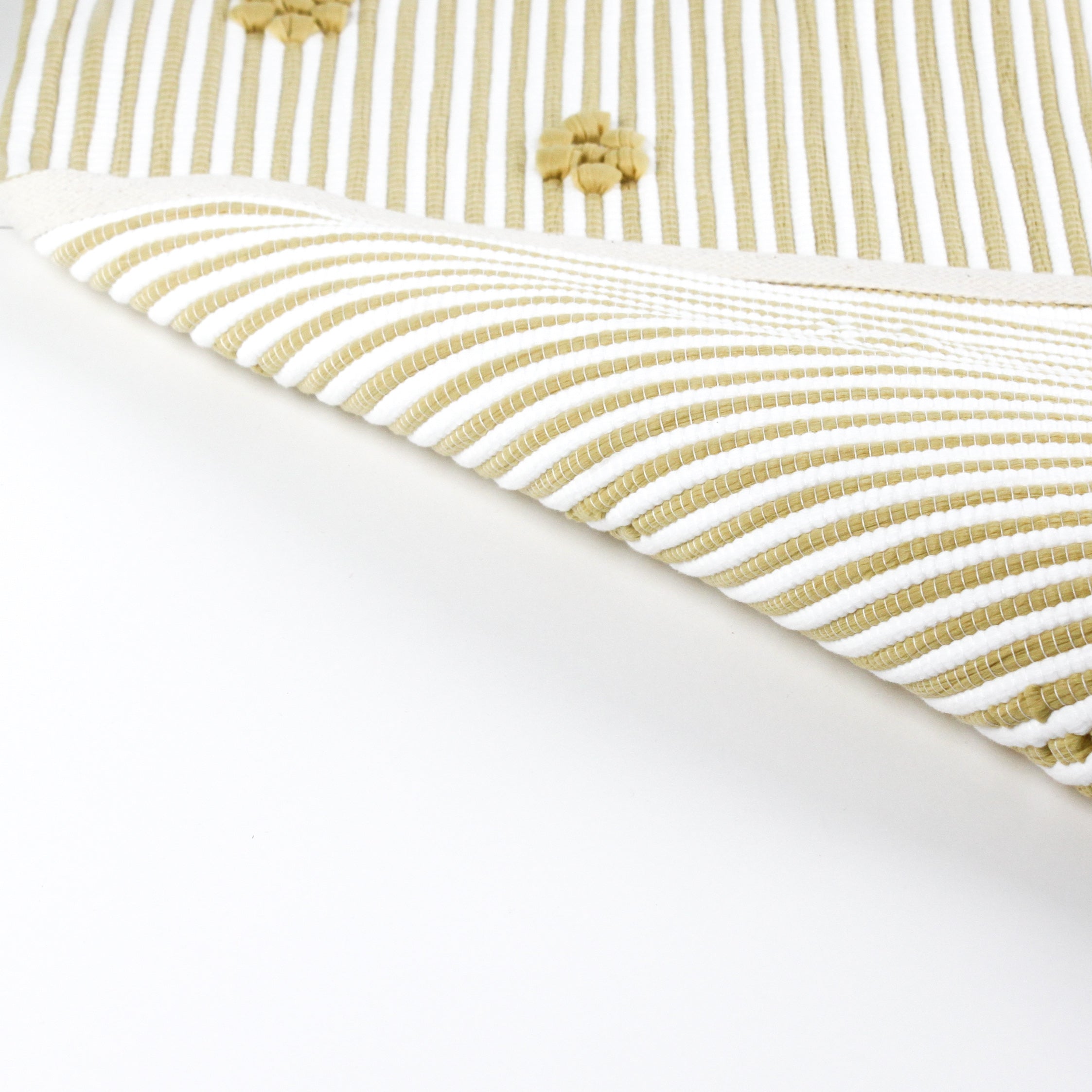 reverse of A yellow accent rug with a daisies pattern on it