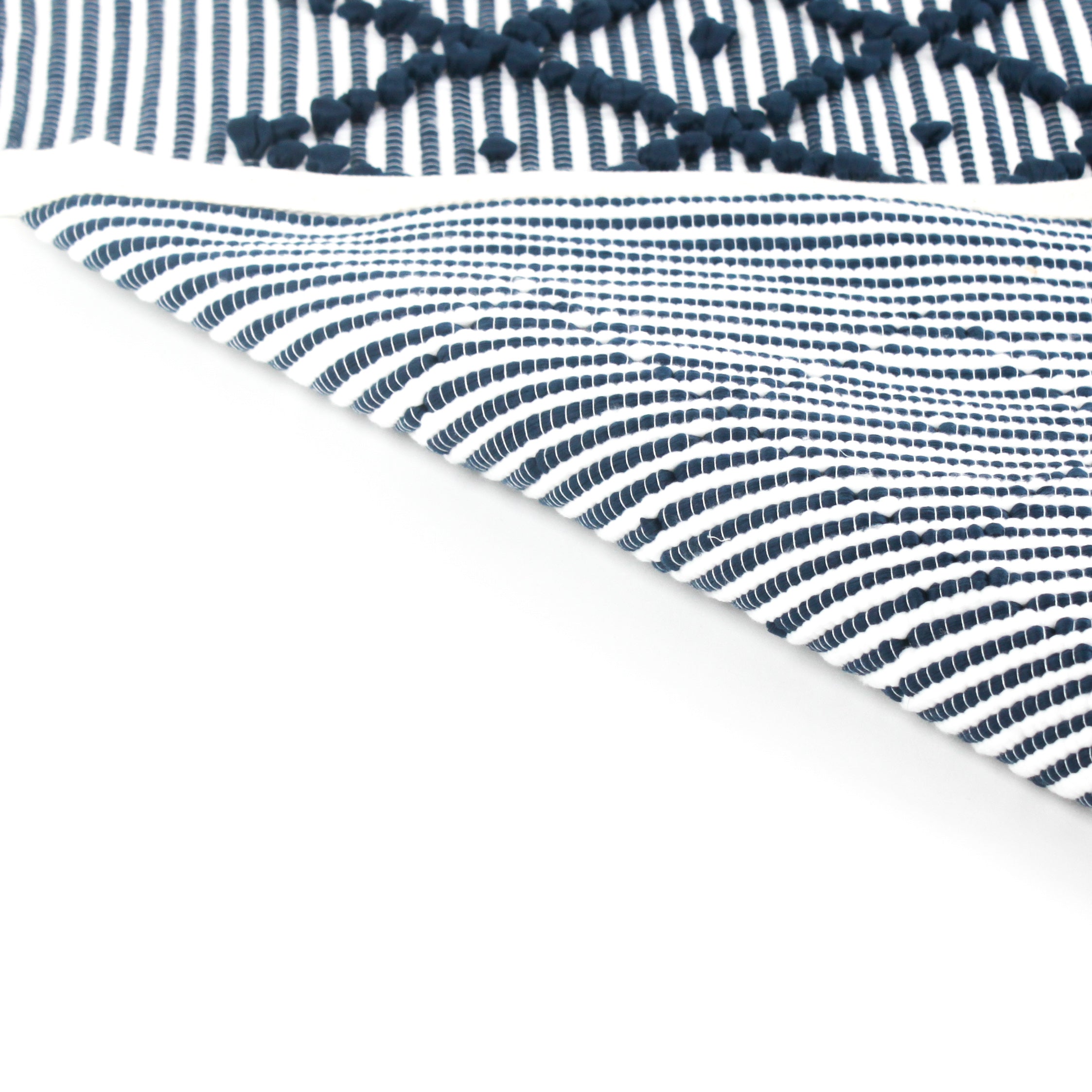 reverse of A blue accent rug with a diamond pattern on it