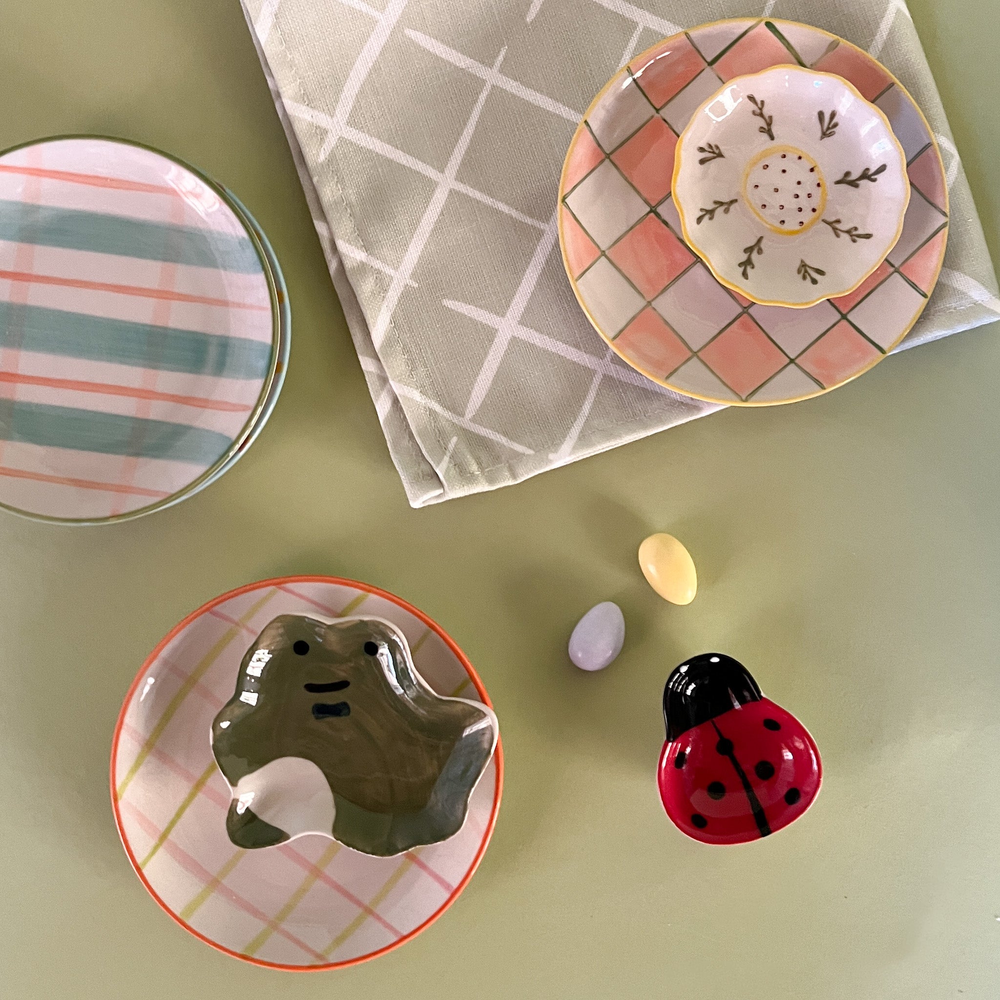 petite frog flower ladybug accent bowls with plaid plates