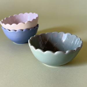 green scalloped ceramic bowl