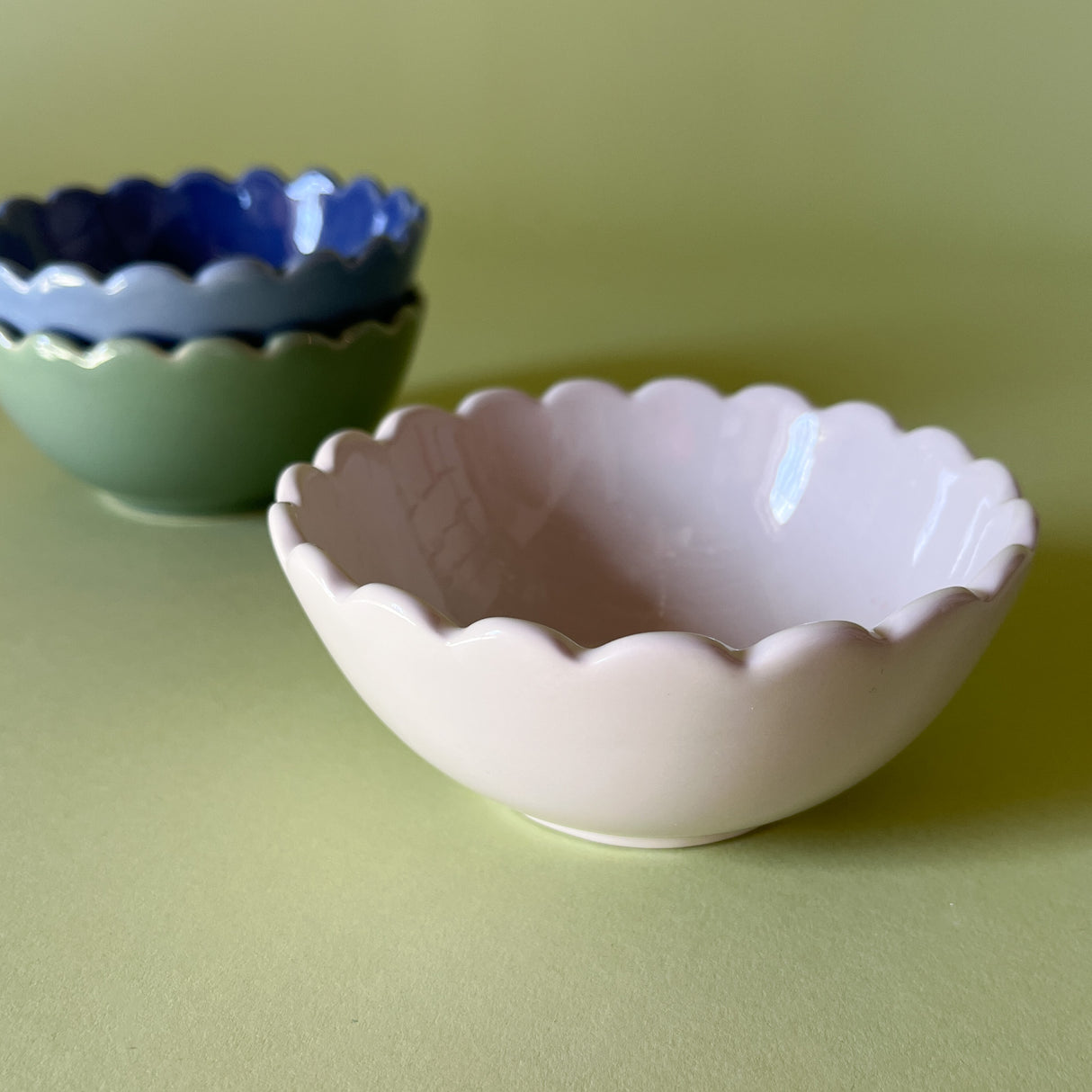 white scalloped ceramic bowl