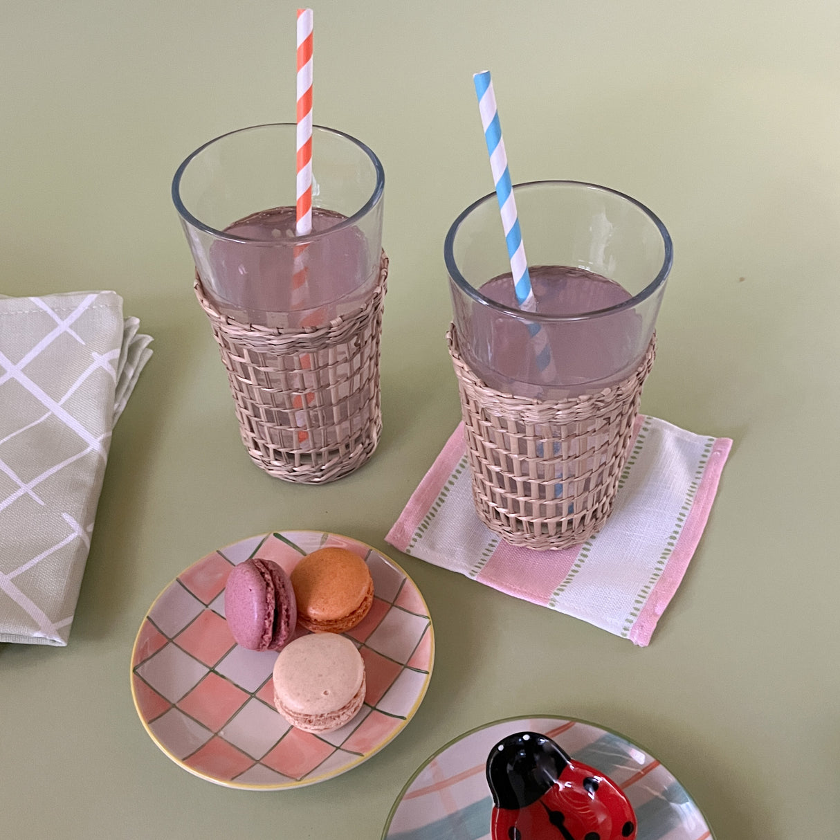 drinking glasses with seagrass sleeve with plaid accent plates