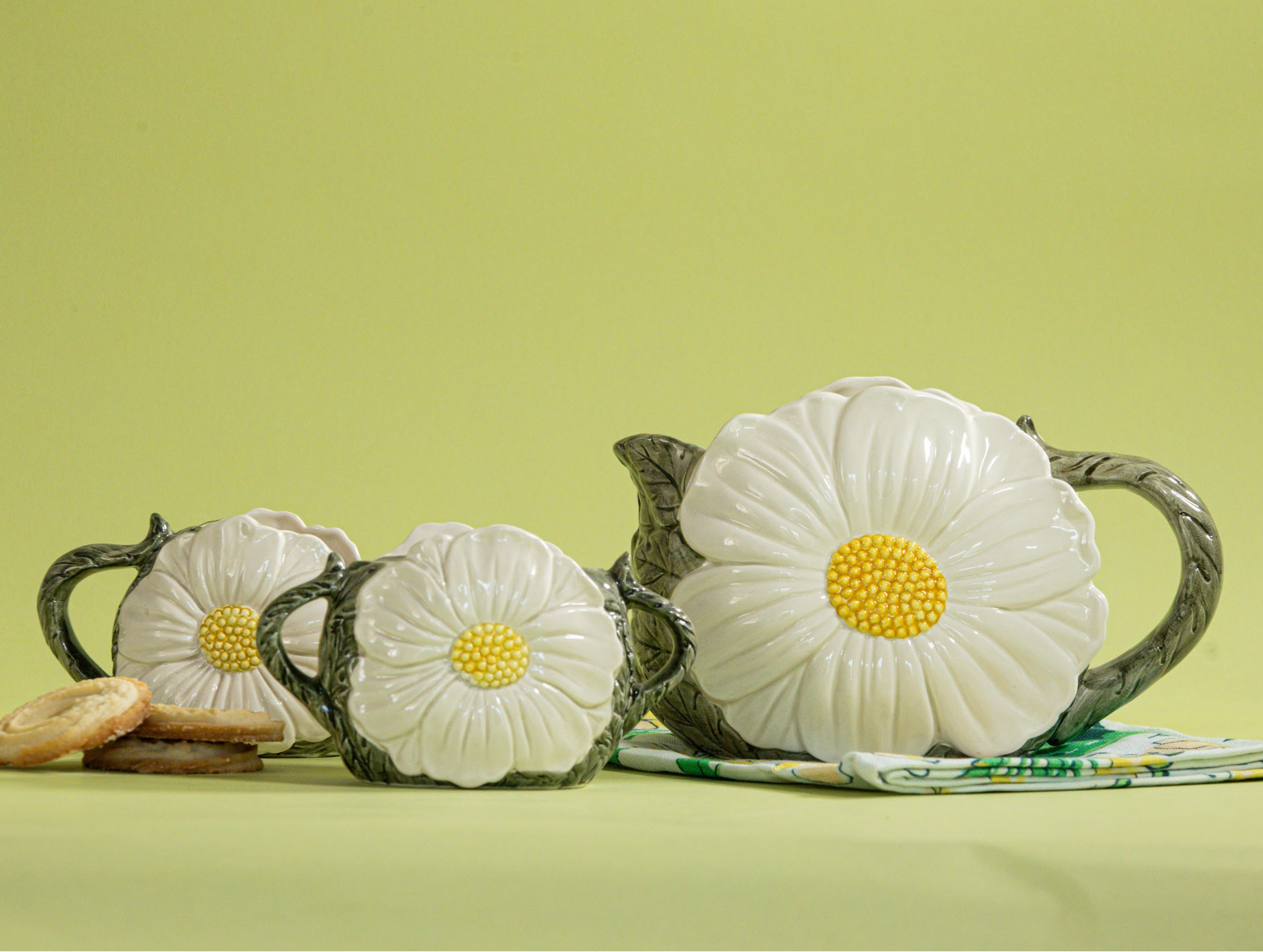 a set of three vintage daisy creamer set